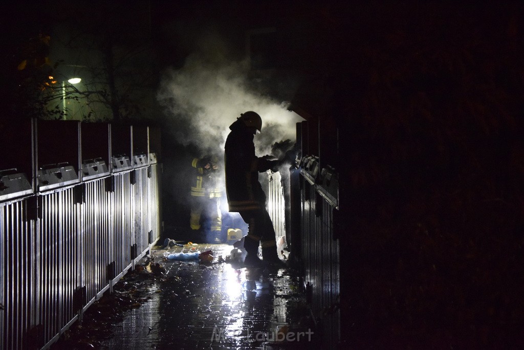 Mehrere Muell Sperrmuellbraende Köln Vingst Ansbacherstr P81.JPG - Miklos Laubert